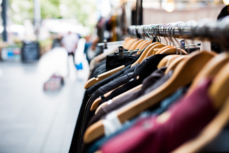vitrine-MEOUNES LES MONTRIEUX-min_blur_close_up_focus_hanger_jacket_market_people_rack-1176303